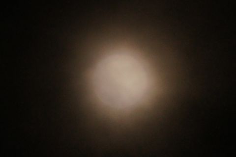 ボヤーっとしたなかの満月