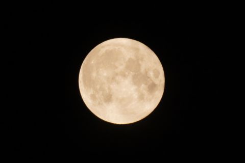 すっきりときれいな5月の満月