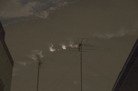 龍のような月明かり