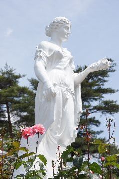 女神の像とクイーンエリザベス