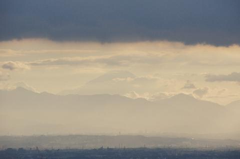 雲間から富士山