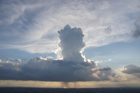 積乱雲の下