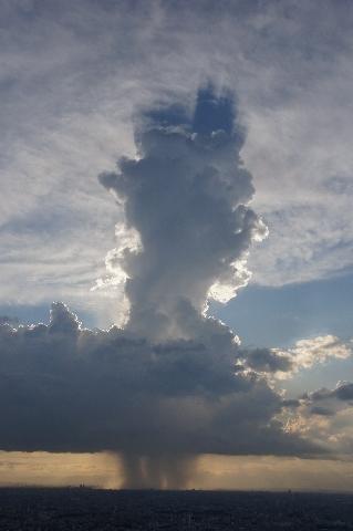 激しく雨が降る積乱雲の下