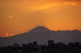 空に浮かぶ富士山の影