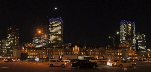 東京駅と十三夜の月・スイングパノラマ