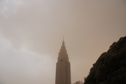 煙霧で霞むドコモタワー