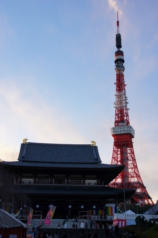 西暦表示の東京タワーと増上寺