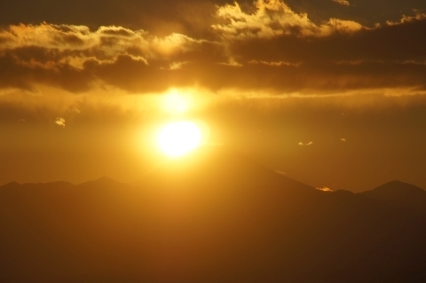 富士山に太陽がかかる寸前