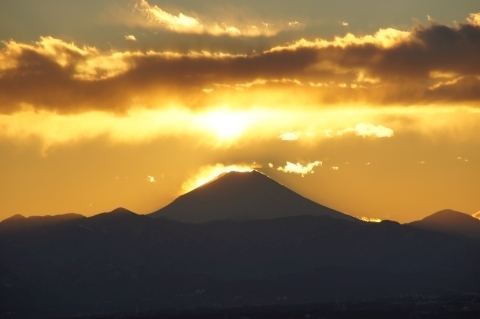 富士山の後ろに沈んだ太陽