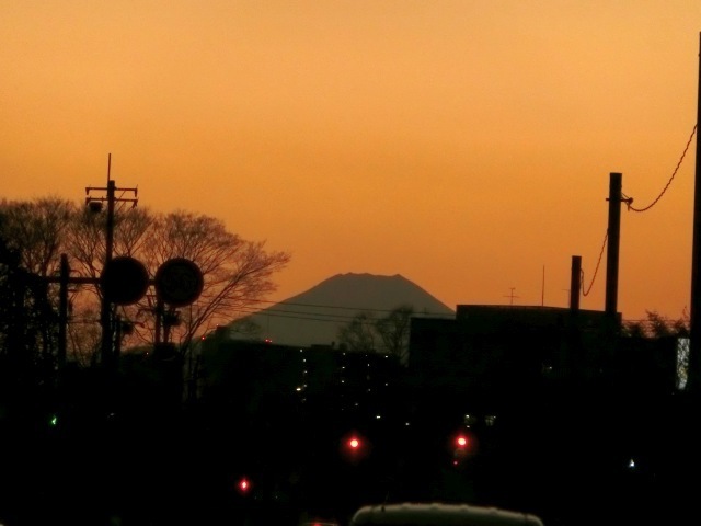 夕暮れ路上富士4