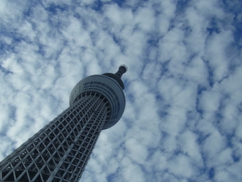 空に吸い込まれる東京スカイツリー