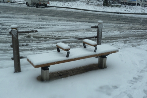 雪に埋もれるベンチ