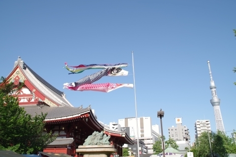 東京スカイツリーにむかって泳ぐ鯉のぼり