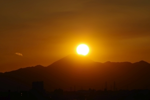 富士山にかかり始めた太陽