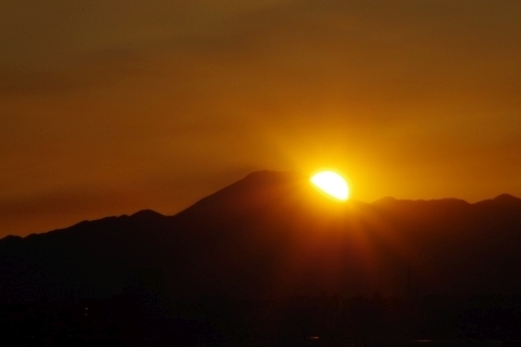 富士山の中腹に差し掛かった太陽