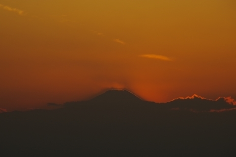 浮かび上がる富士山の影